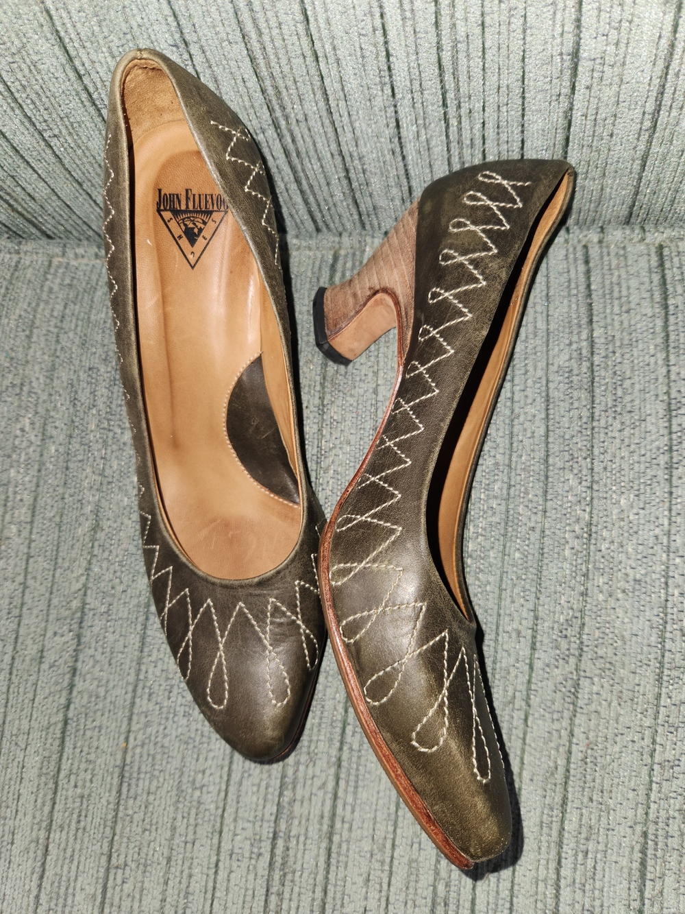 🍉John Fluevog Olive Leather Mid-Heel Pumps with Cream Stitching - Picture 4 of 7